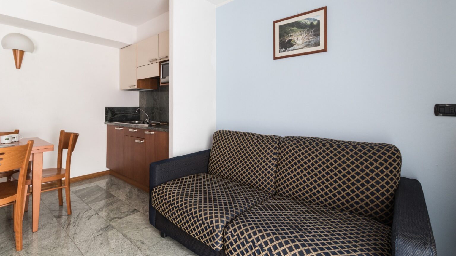 monolocale comfort in Valmalenco - soggiorno con divano