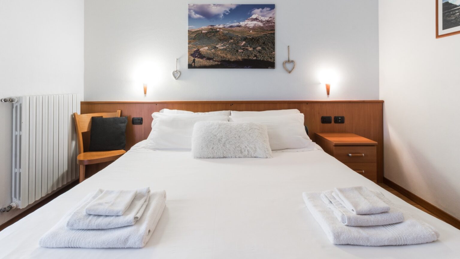 stanza matrimoniale in trilocale in Valmalenco