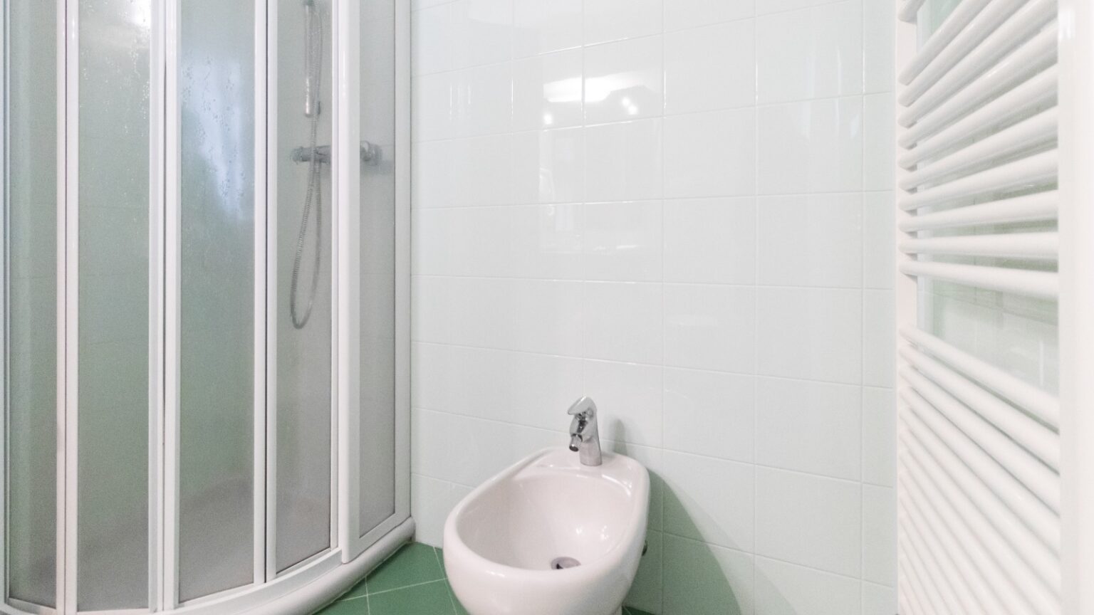bagno con doccia in trilocale in Valmalenco