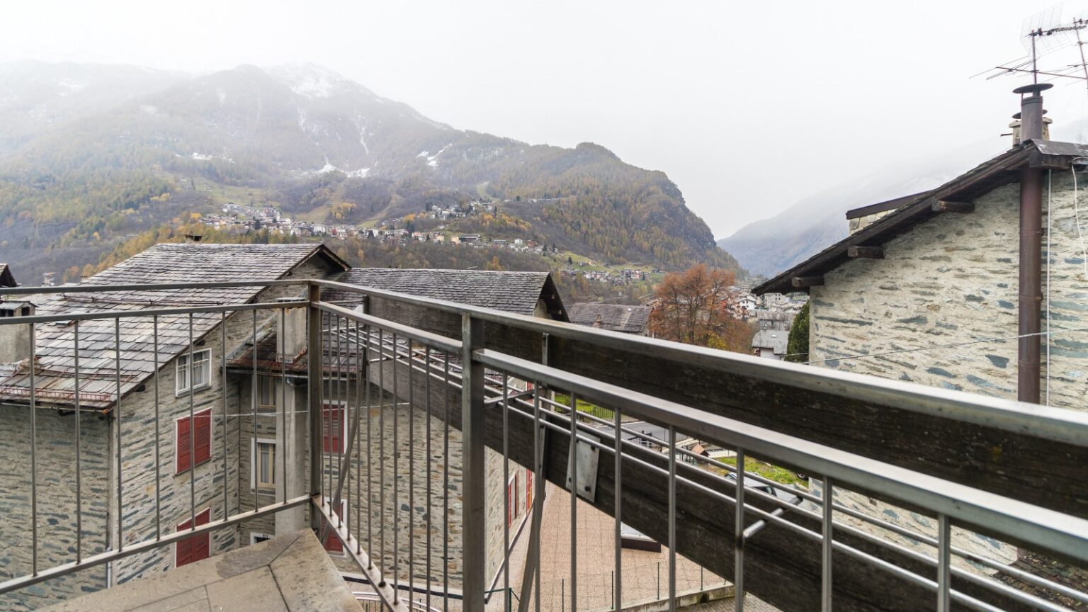 vista dal terrazzo del trilocale in Valmalenco