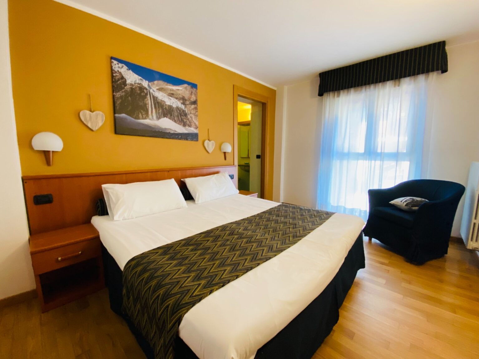 camera da letto matrimoniale in appartamento trilocale in Valmalenco