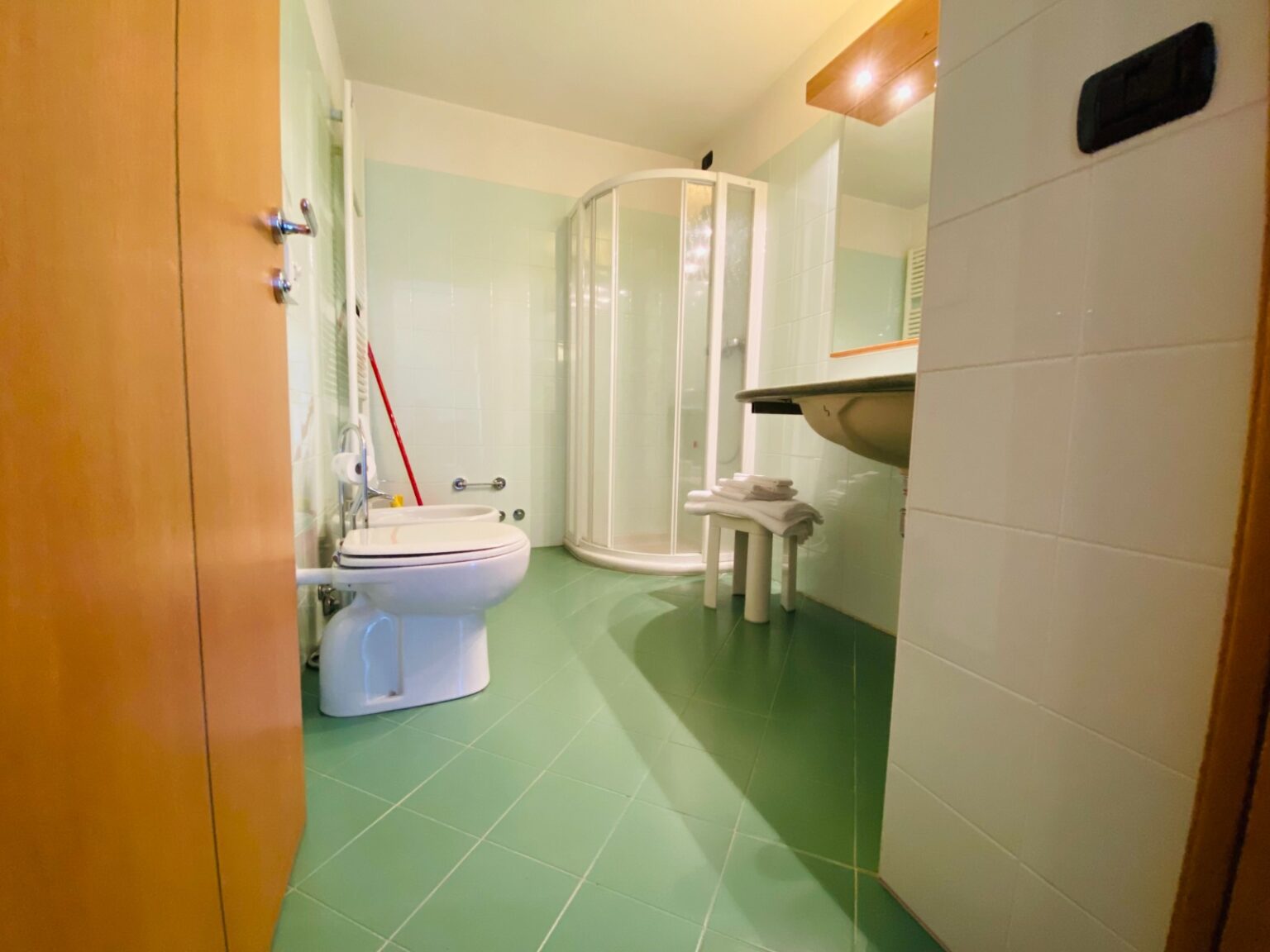 bagno con doccia in appartamento trilocale in Valmalenco
