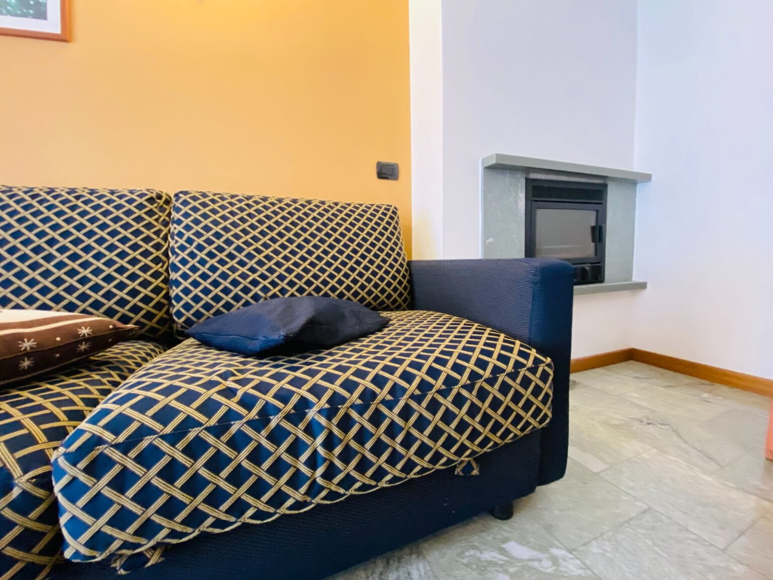 appartamento trilocale con caminetto e divano in Valmalenco