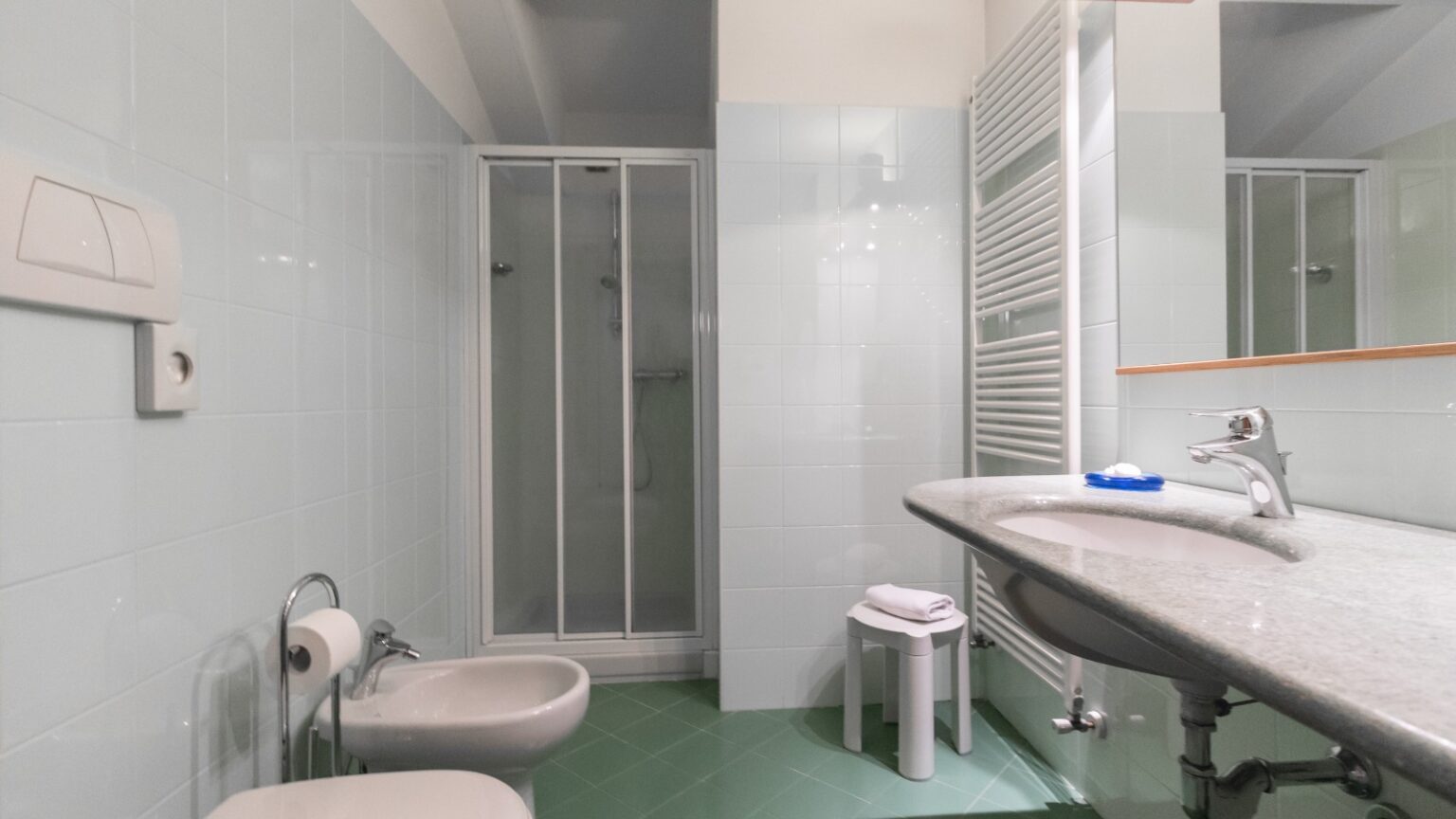trilocale deluxe in Valmalenco - bagno con doccia
