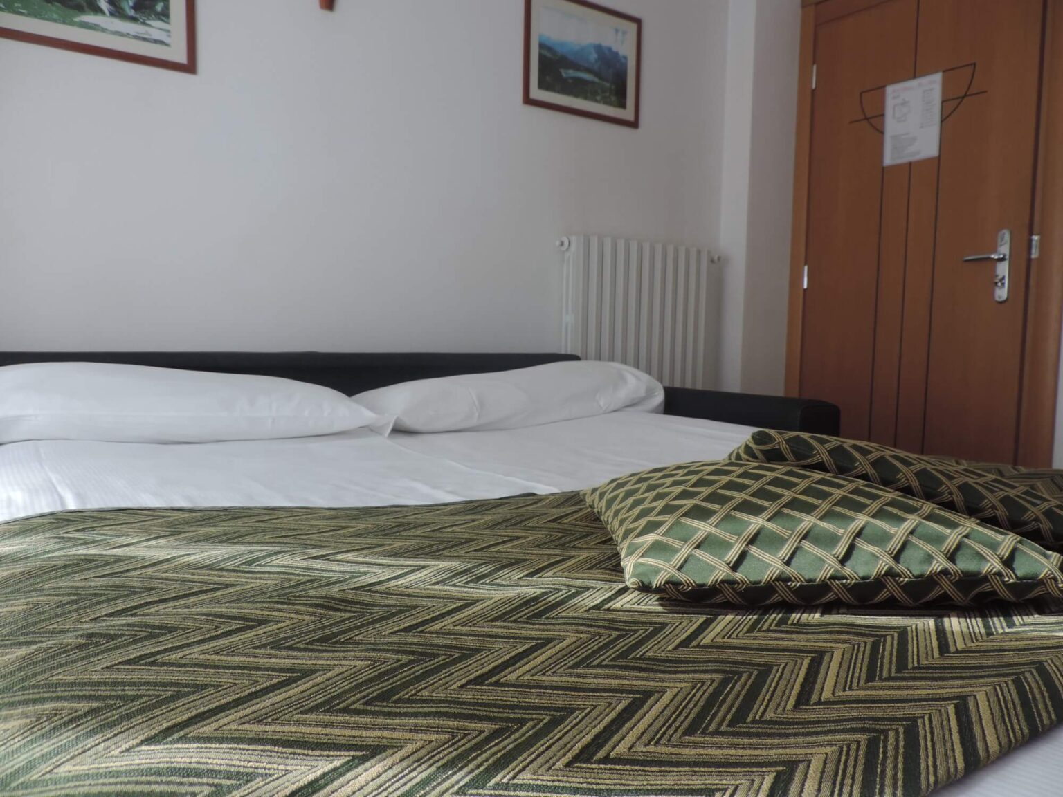 letto matrimoniale in monolocale in Valmalenco